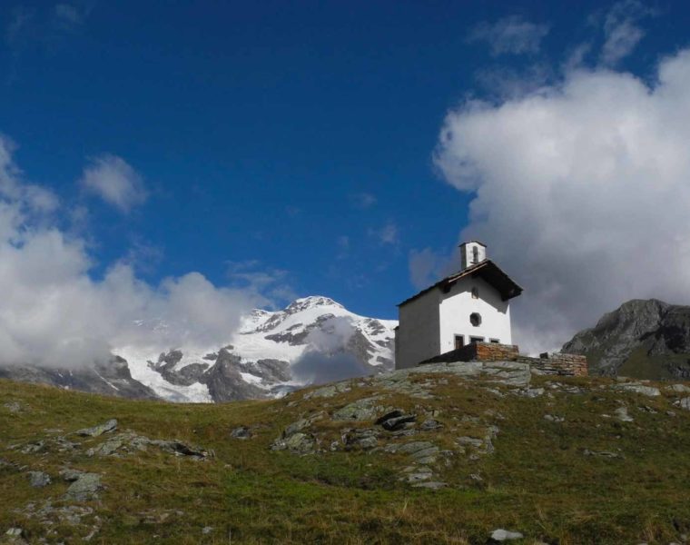 La bianca Cappella di Sant'Anna a 2812 metri d'altitudine