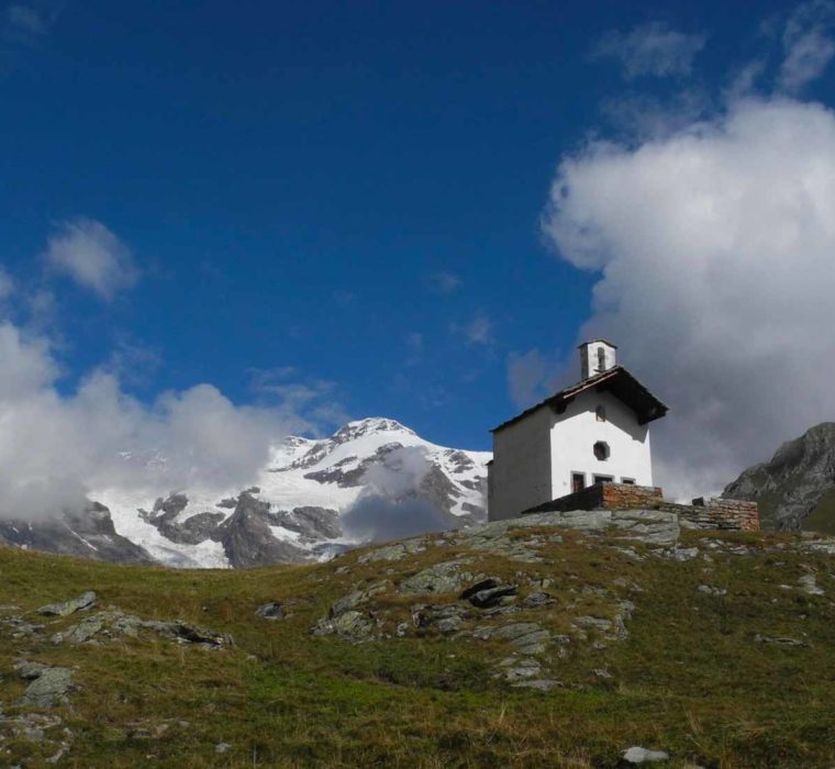 La bianca Cappella di Sant'Anna a 2812 metri d'altitudine