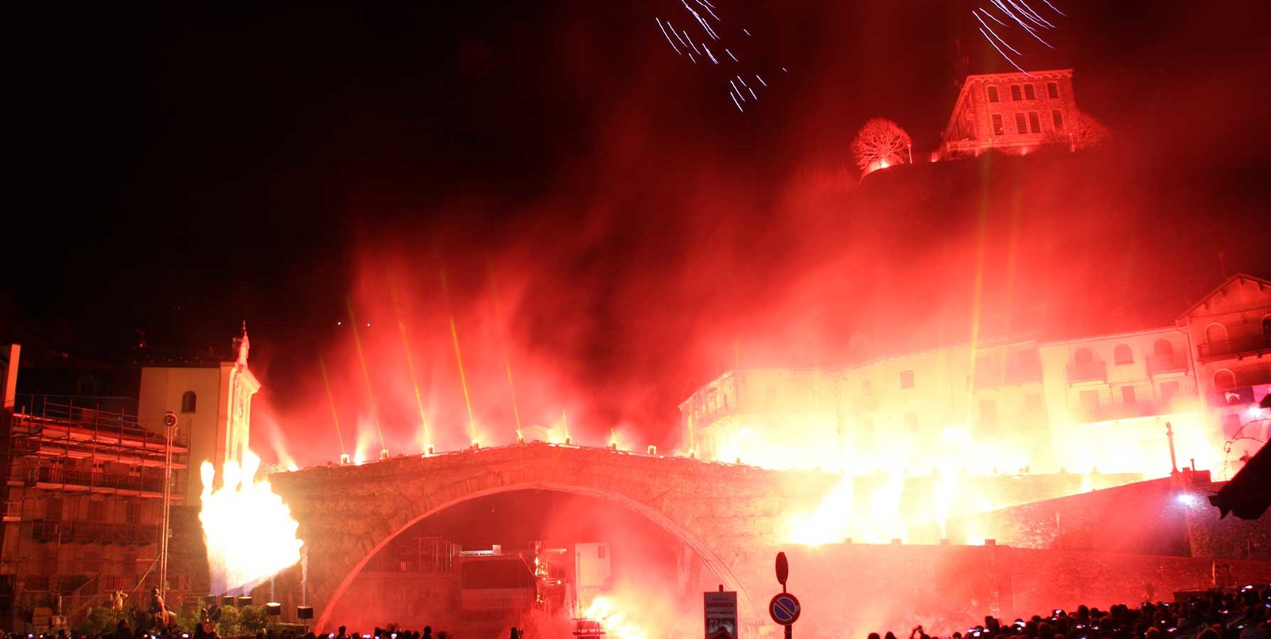 Un momento del suggestivo spettacolo pirotecnico di martedì grasso