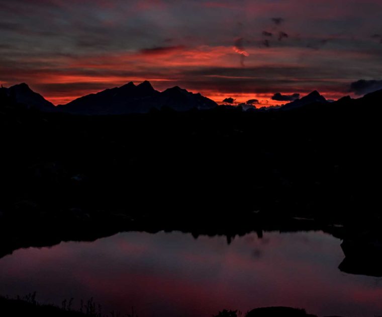 Il tramonto rosso fuoco tra le vette del Mont Nery, le Dames de Challant e il Colle Dundey