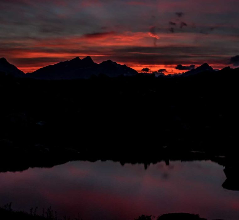 Il tramonto rosso fuoco tra le vette del Mont Nery, le Dames de Challant e il Colle Dundey