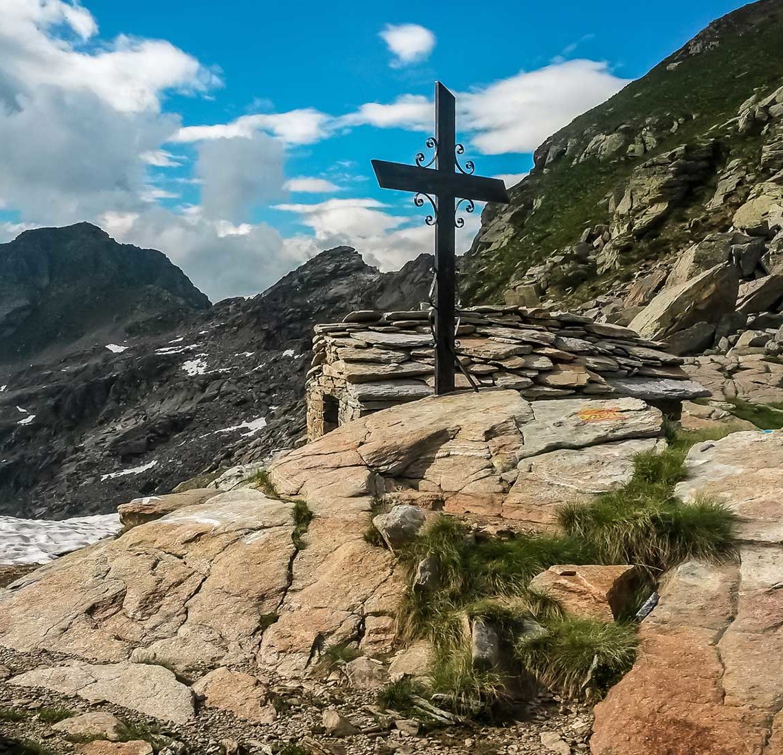 La croce e il riparo al Colle della Barma