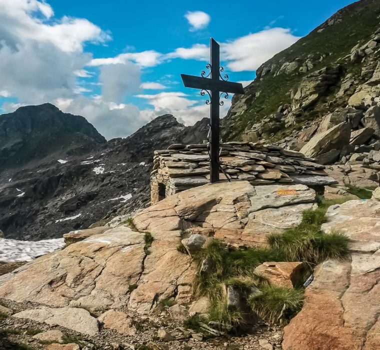 La croce e il riparo al Colle della Barma