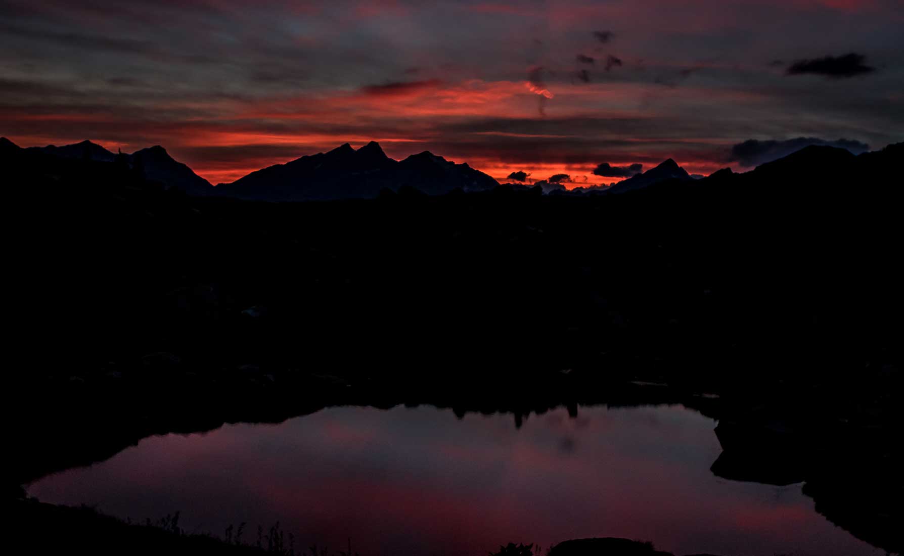 Il tramonto rosso fuoco tra le vette del Mont Nery, le Dames de Challant e il Colle Dundey
