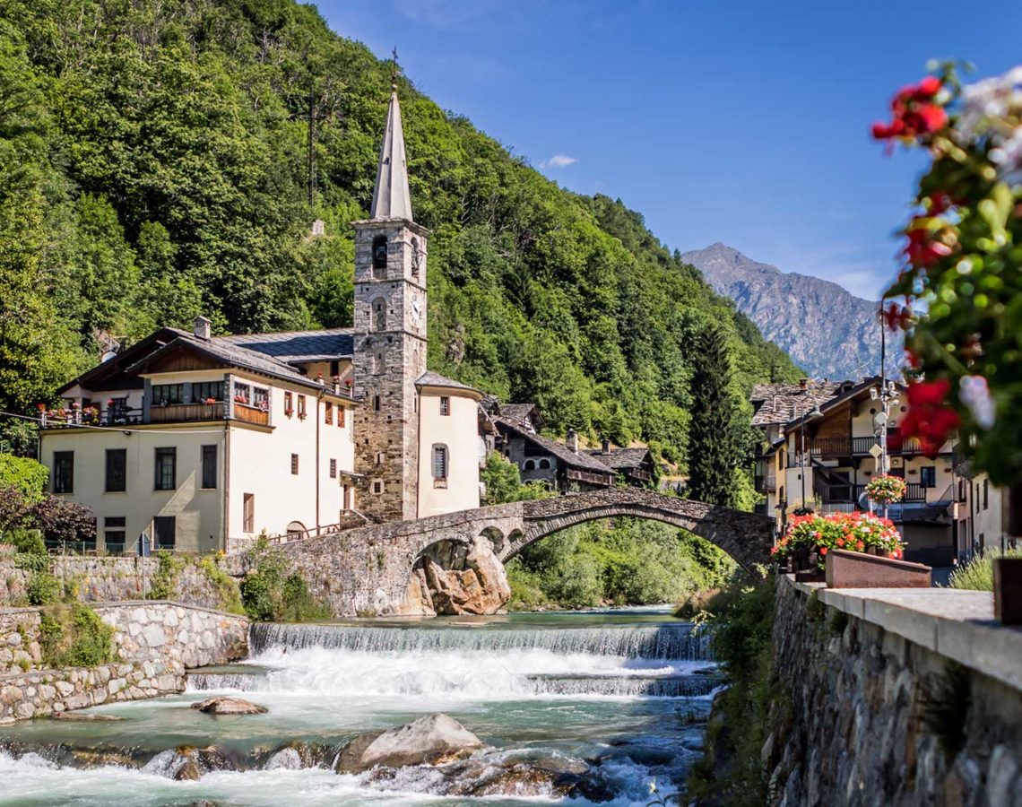 Il caratteristico borgo di Fontainemore con la Chiesa Parrocchiale arroccata sulla sponda del Lys