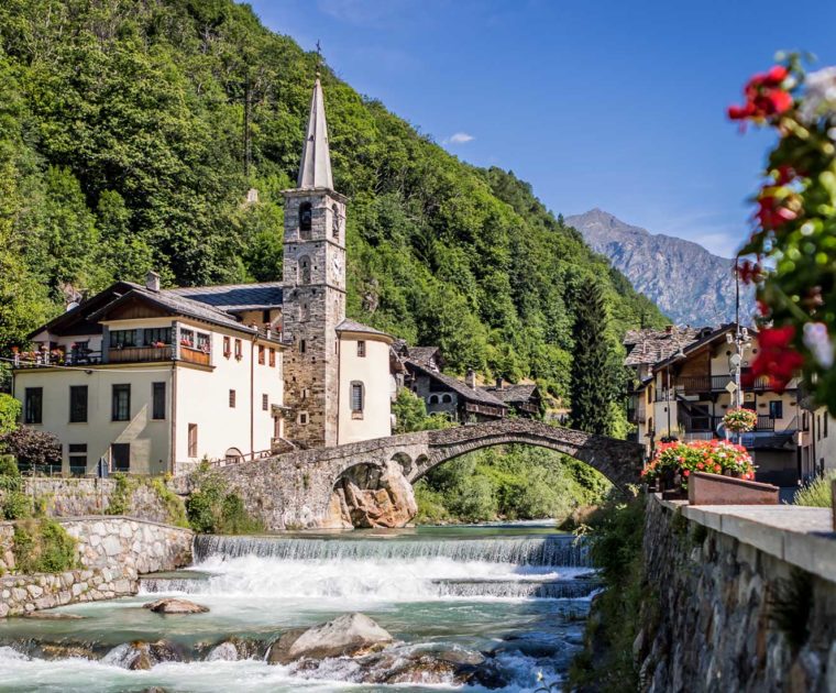 Il caratteristico borgo di Fontainemore con la Chiesa Parrocchiale arroccata sulla sponda del Lys