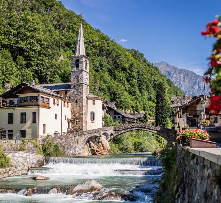 Il caratteristico borgo di Fontainemore con la Chiesa Parrocchiale arroccata sulla sponda del Lys