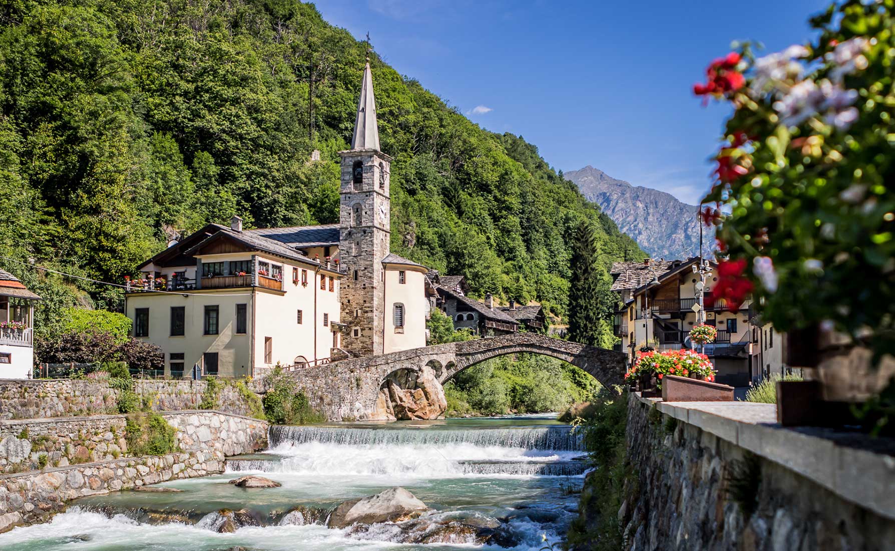 Il caratteristico borgo di Fontainemore con la Chiesa Parrocchiale arroccata sulla sponda del Lys