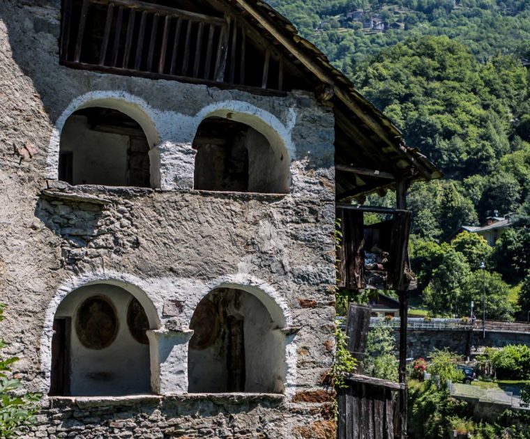 Pareti affrescate camminando tra le strette vie del Boure de Gris