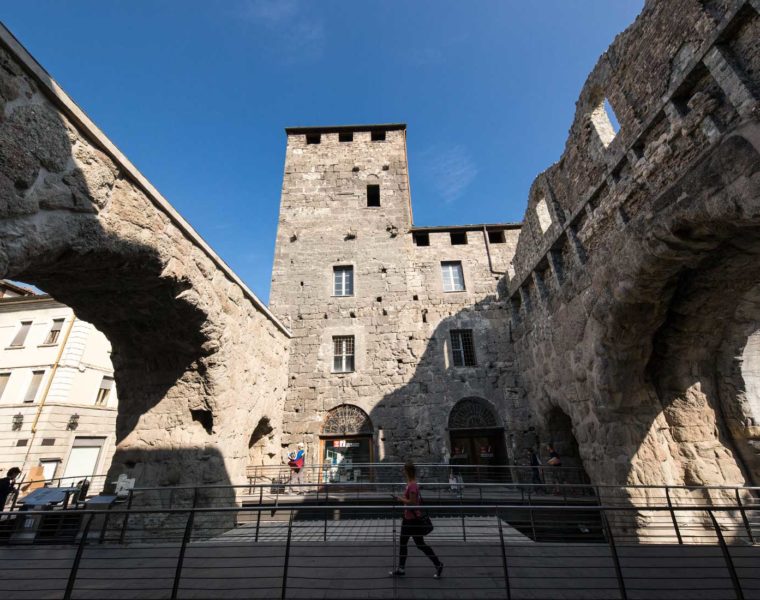 Porta Praetoria e la torre difensiva - © Archivio Fotografico Regione Autonoma Valle d'Aosta