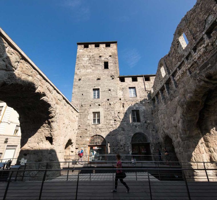 Porta Praetoria e la torre difensiva - © Archivio Fotografico Regione Autonoma Valle d'Aosta