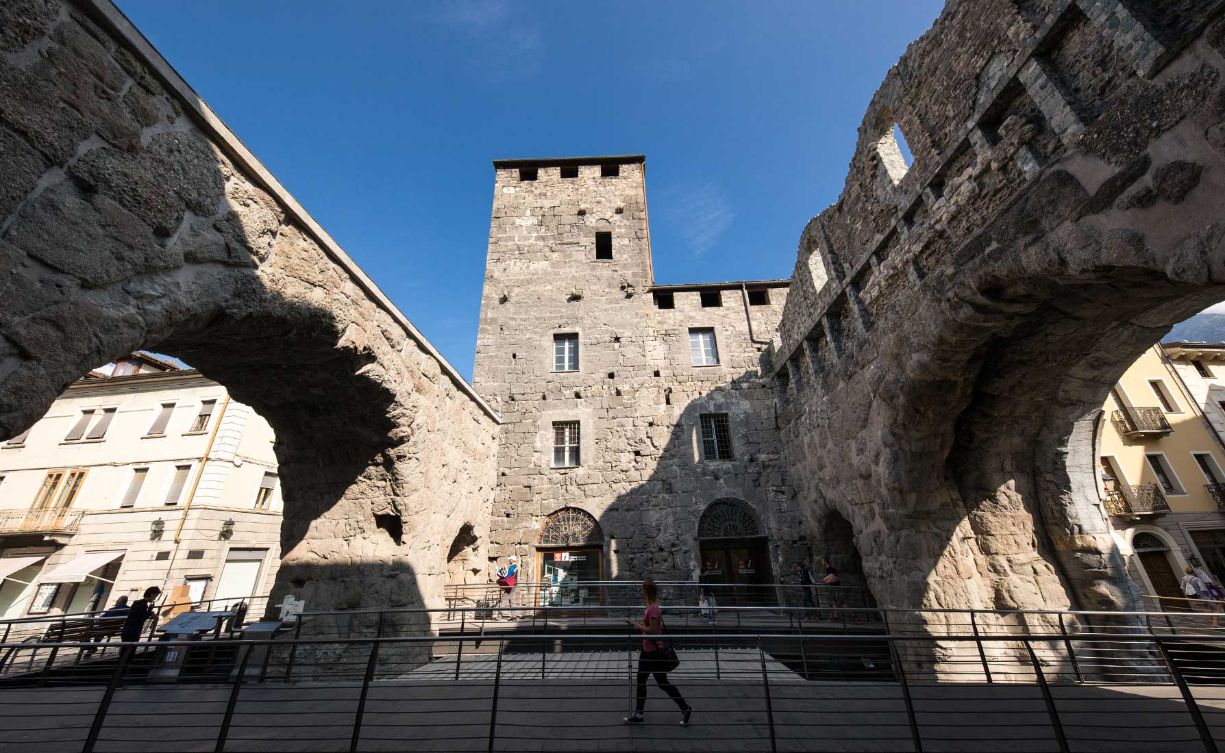 Porta Praetoria e la torre difensiva - © Archivio Fotografico Regione Autonoma Valle d'Aosta